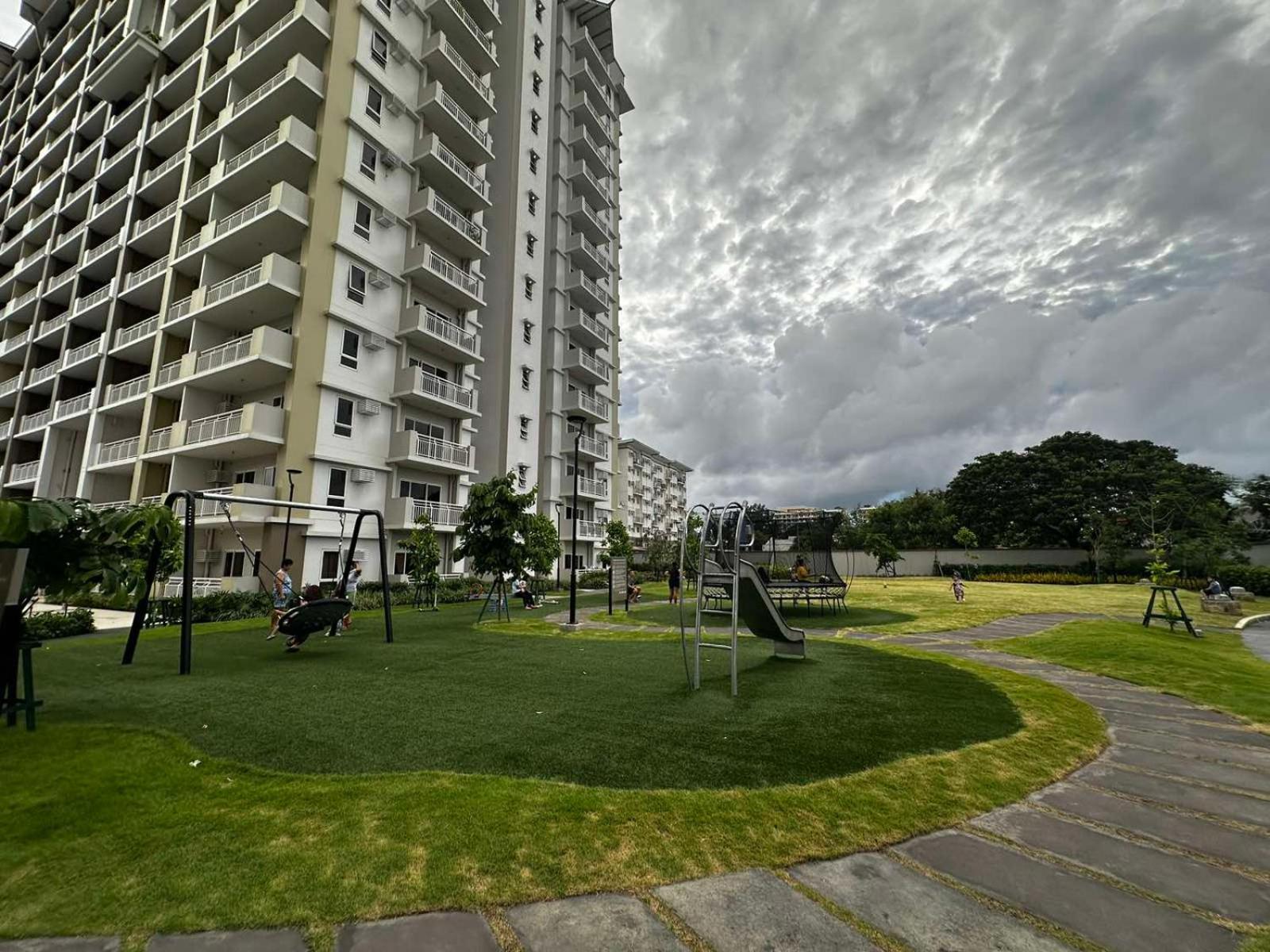 2 Bedroom Condo Unit Near Sm Bf & Naia At The Atherton By Dmci With 2 Balcony Paranaque City Zewnętrze zdjęcie